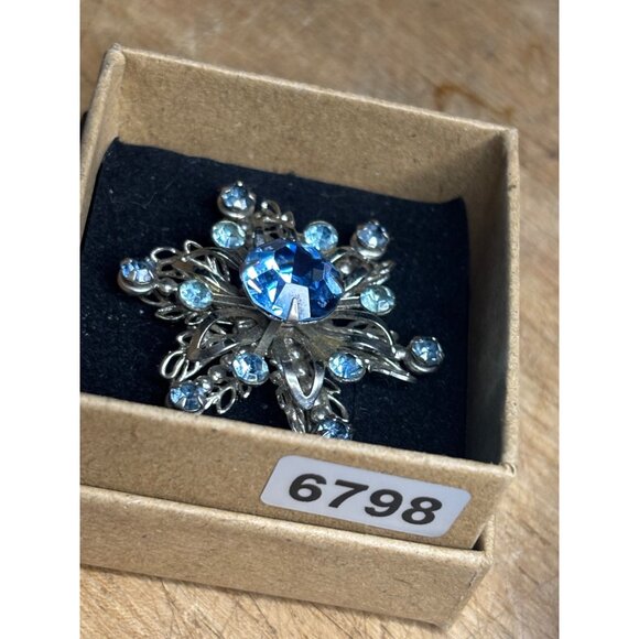 Vintage Snowflake Brooch With Blue Rhinestones & Silver Filigree Design In Gift - Picture 3 of 8